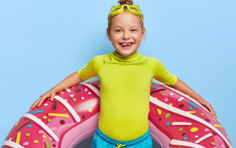 A cor da roupa pode ajudar a salvar crianças de afogamento; entenda