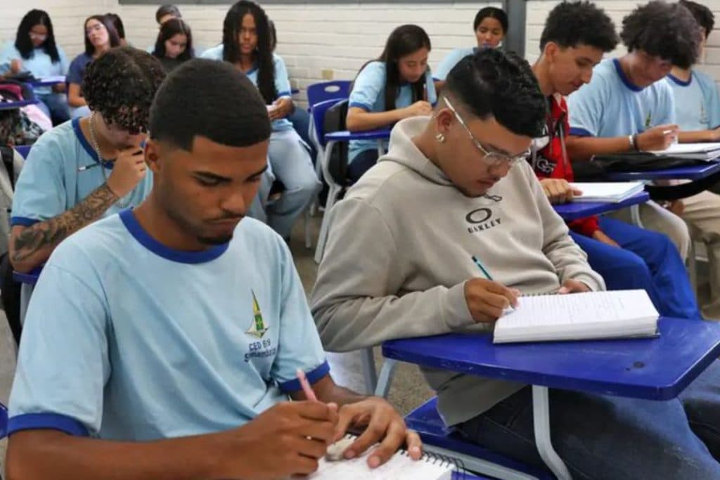 Pé-de-Meia: MEC libera consulta oficial para estudantes acompanharem pagamentos