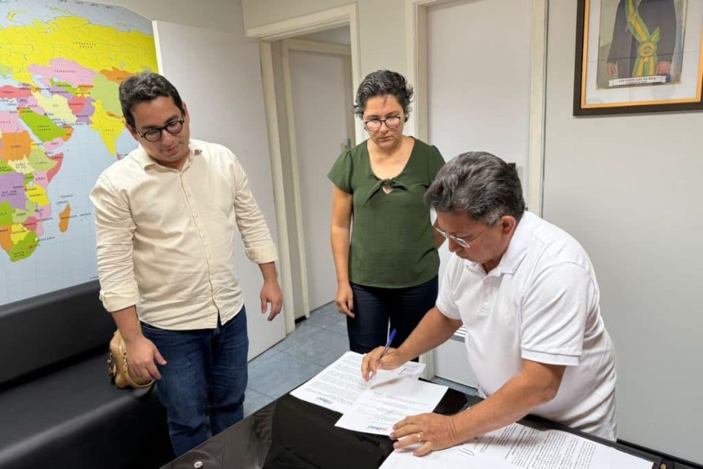 Sinésio Campos assume federação PT-PV-PCdoB e articula 2026 no Amazonas