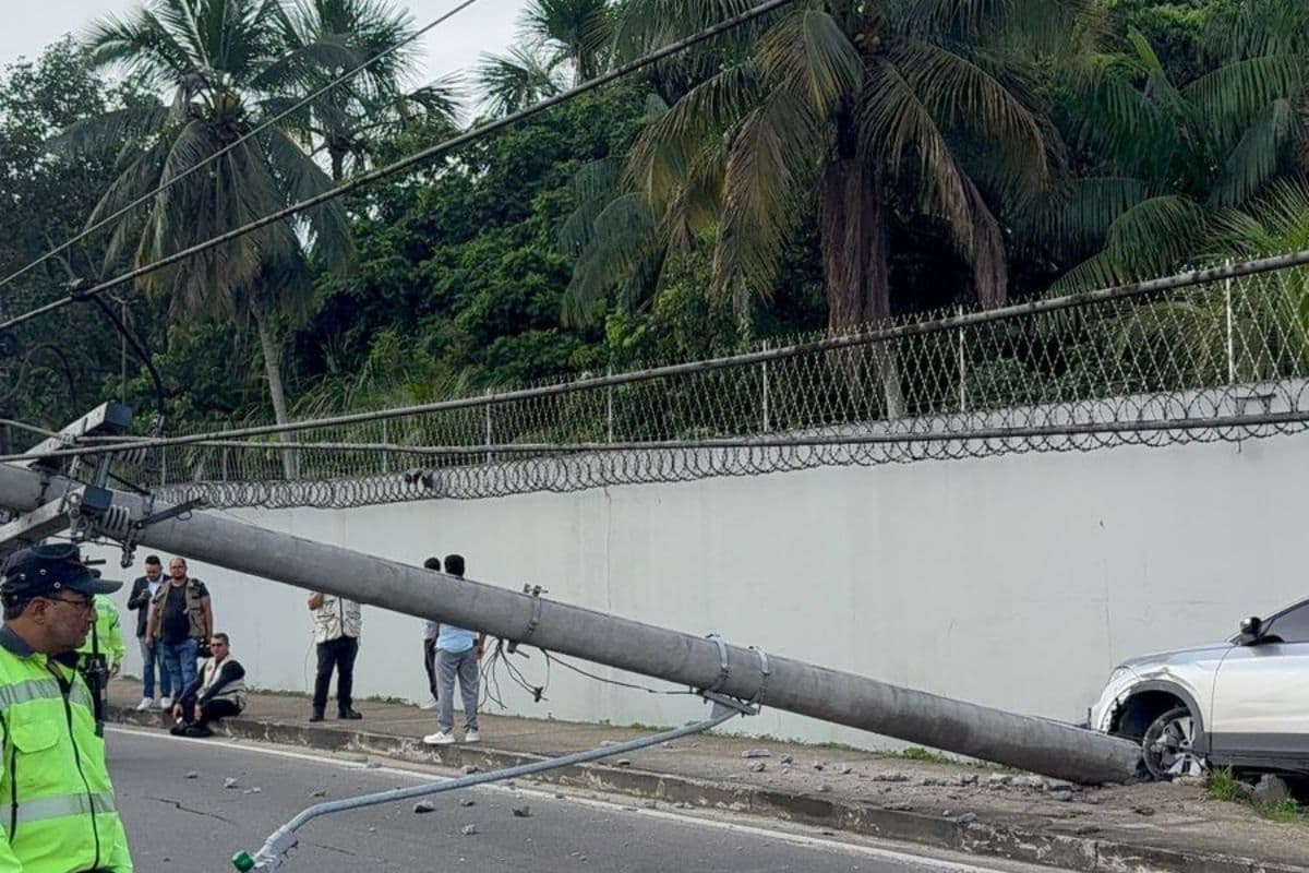 Carro colide contra poste e provoca lentidão no trânsito na avenida das Torres