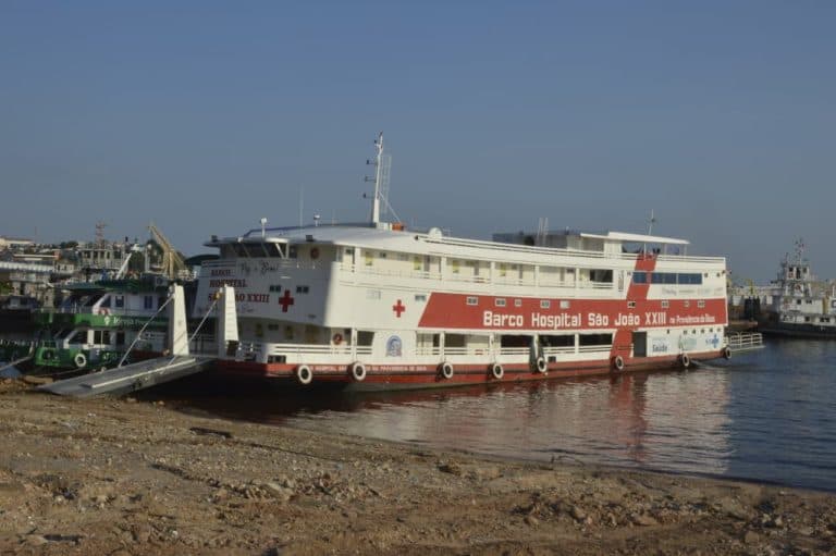 Barco Hospital leva estrutura de centro cirúrgico e exames especializados para comunidades do interior do Amazonas