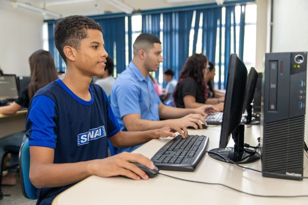 SENAI oferece 3,8 mil vagas gratuitas em cursos profissionalizantes; veja como se inscrever