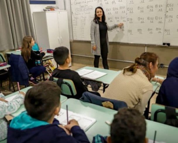 Piso nacional dos professores sobe para R$ 5.130 após aprovação no Senado
