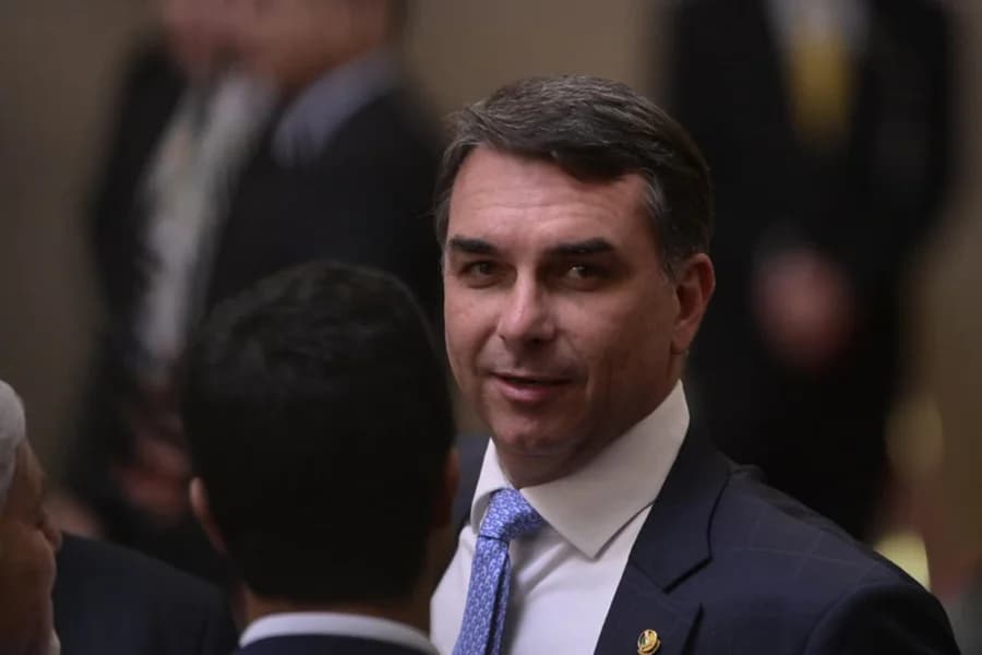 Datafolha: 88% dos eleitores de Flávio defendem candidatura mesmo após caso “Dark Horse”