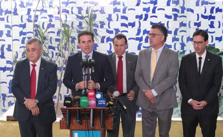 Jornada de trabalho pode cair para 40 horas sem redução salarial, diz Hugo Motta em fim da escala 6×1