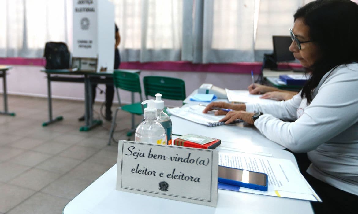 Folga em dobro, auxílio e horas complementares: conheça os benefícios de ser mesário voluntário