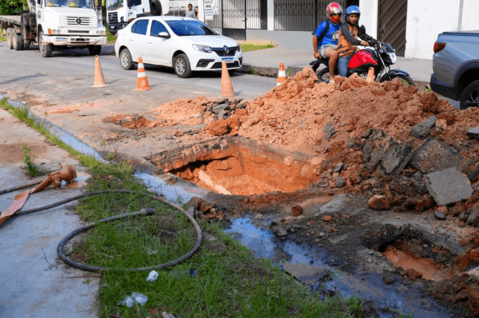 Após crítica de Renato Júnior e multa, Águas de Manaus diz que suspendeu abertura de buracos na cidade