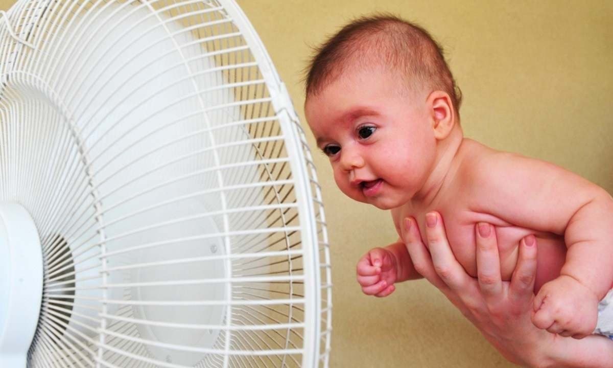 Não é pelas mãos e pés: saiba como identificar se o bebê está com frio ou calor