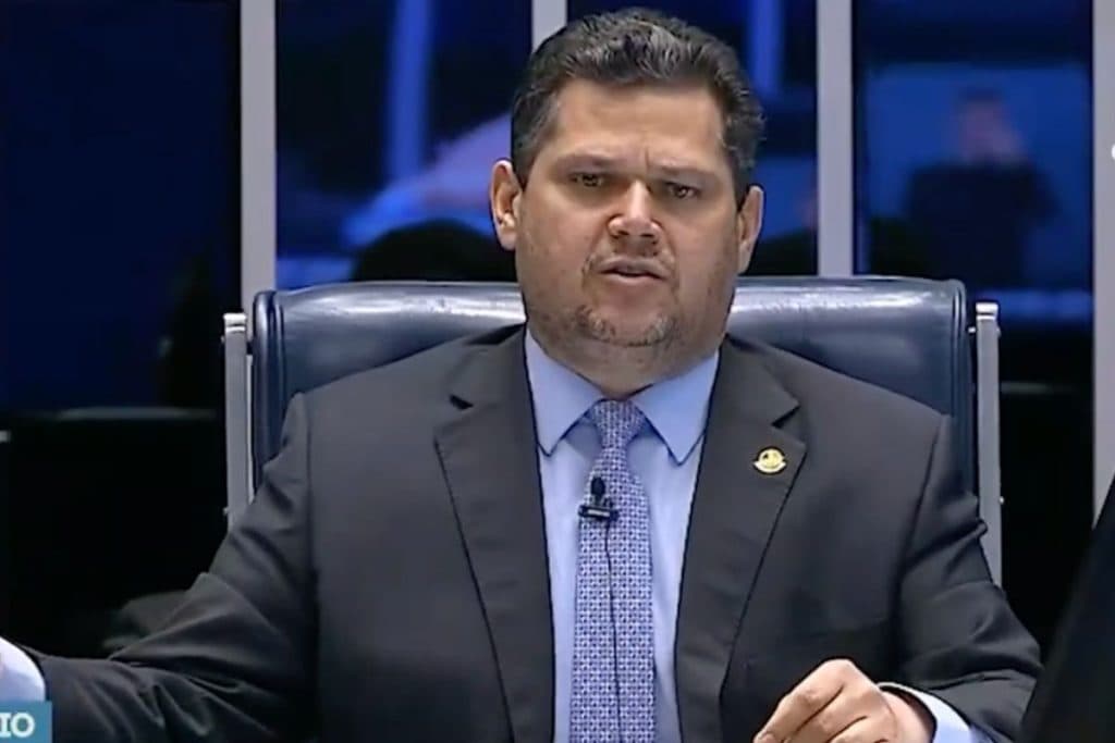 Alcolumbre comemora descoberta de indícios de petróleo na Foz do Amazonas