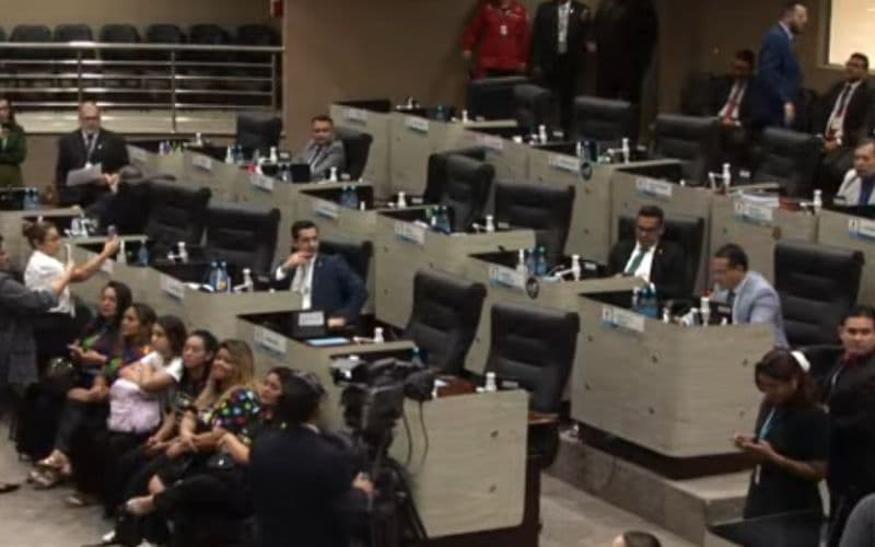 Ausência de vereadores adia análise de projetos na CMM