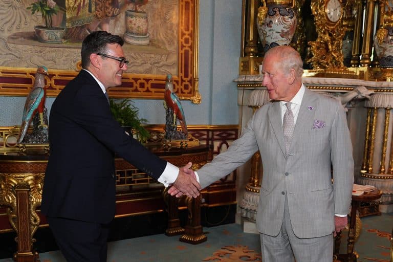 Andy Burnham assume como primeiro-ministro do Reino Unido e promete descentralizar poder