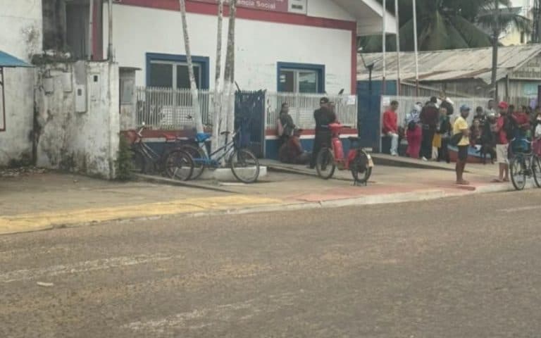 Moradores esperam mais de 12 horas para emitir carteira de identidade em Eirunepé