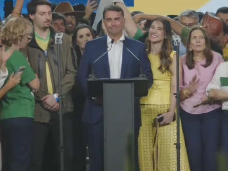 Flávio diz que Jair Bolsonaro colocará a faixa presidencial nele em 2027