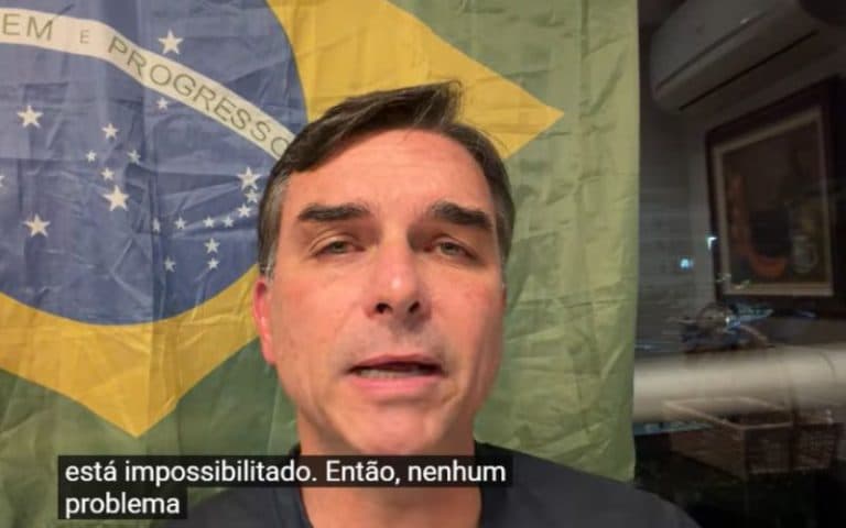 Flávio Bolsonaro cobra impeachment de Moraes ao Senado