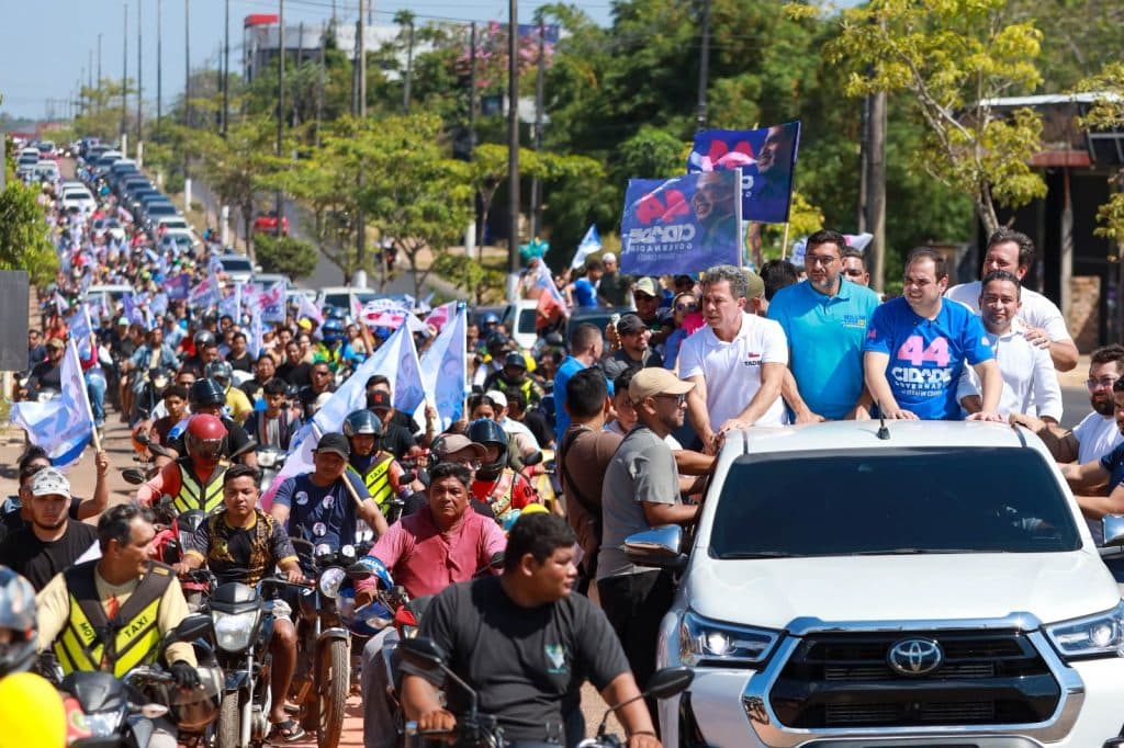 Roberto Cidade inicia campanha com carreata e adesivaço em Manacapuru