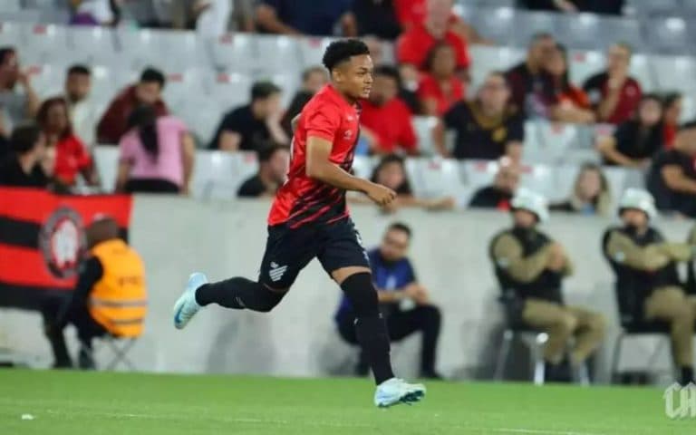 Léo Derik, do Athletico-PR, é condenado a 13 anos de prisão por estupro