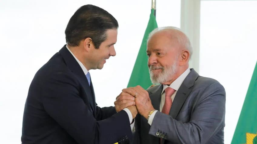 Hugo Motta anuncia apoio à reeleição de Lula na Paraíba