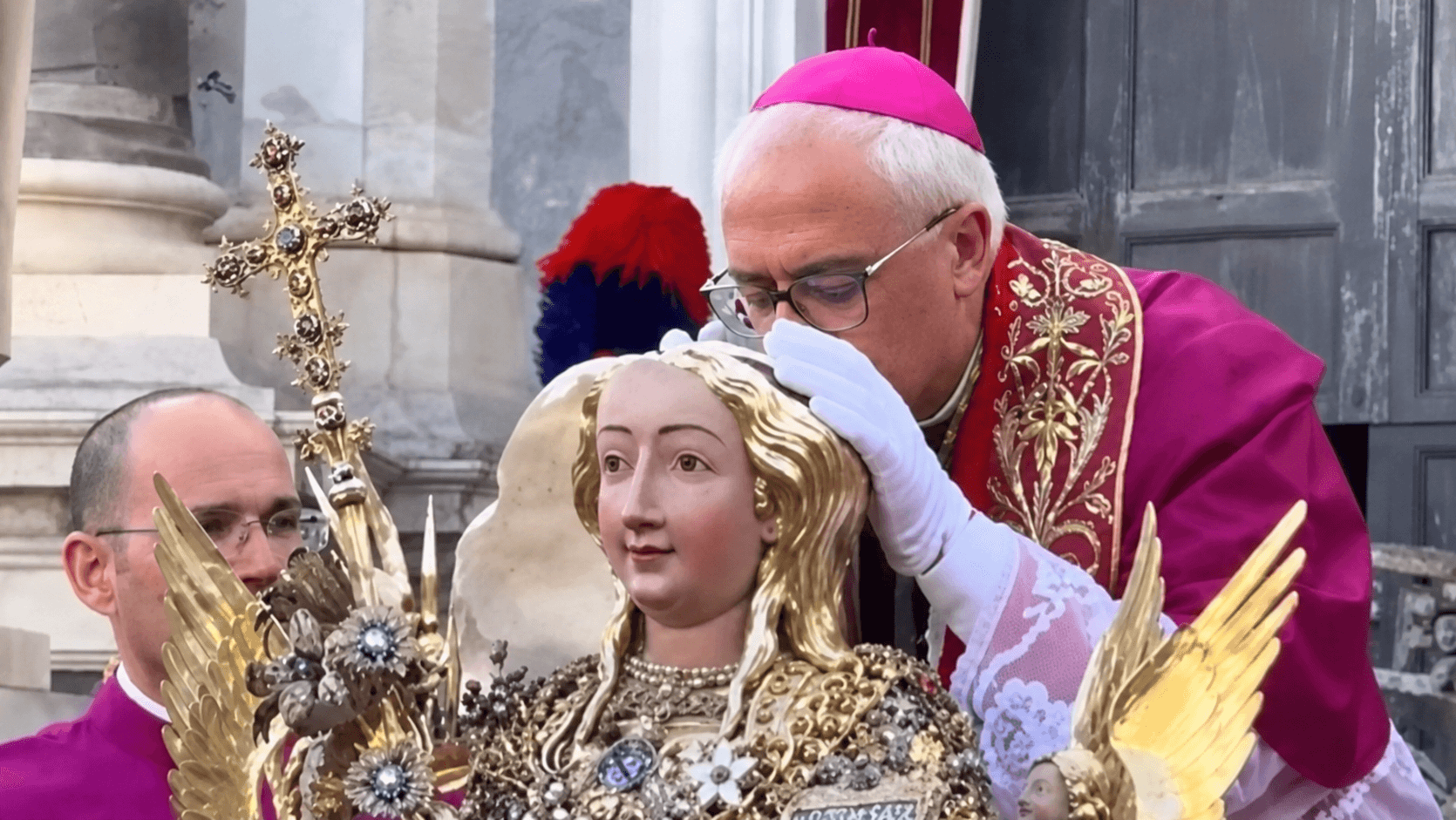 Cerimônia com crânio de Santa Águeda chama atenção na Itália; veja o vídeo