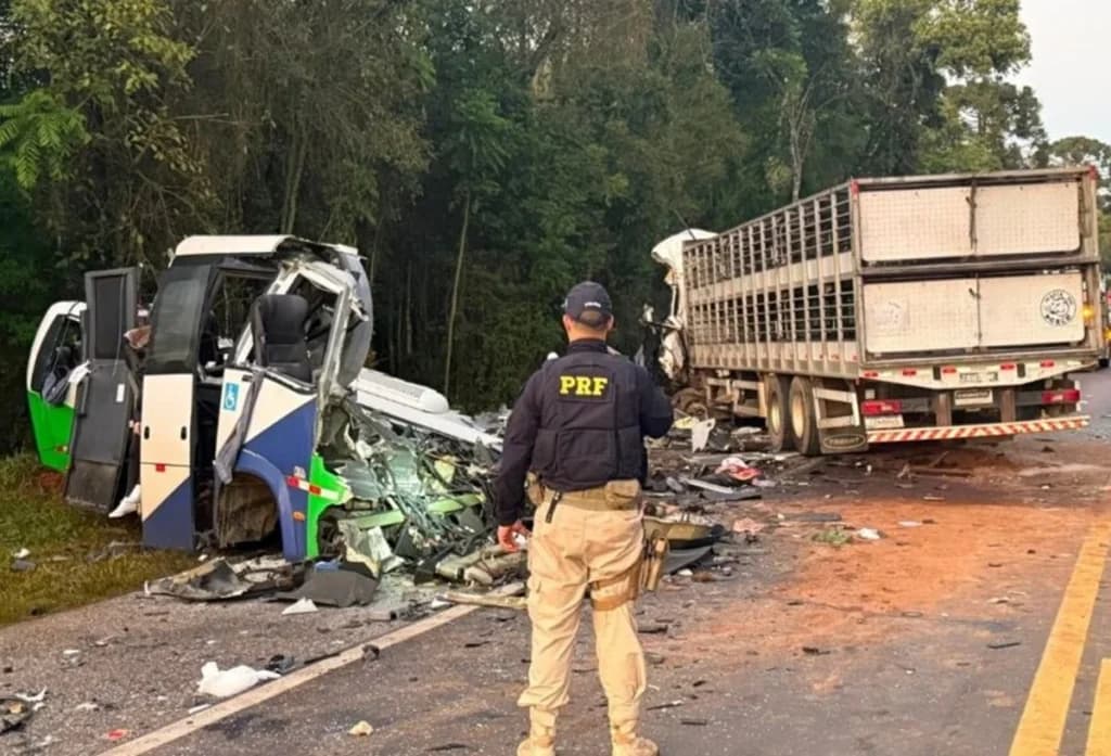 23 morrem em acidente entre micro-ônibus e carreta na BR-373