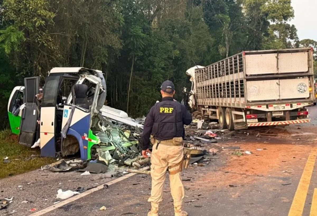 23 morrem em acidente entre micro-ônibus e carreta na BR-373