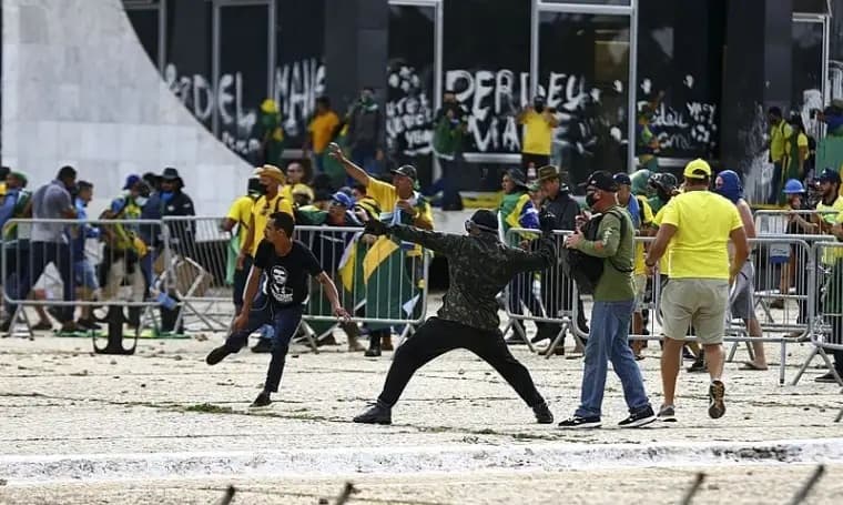 STF abre brecha para reduzir penas de condenados pelo 8/1
