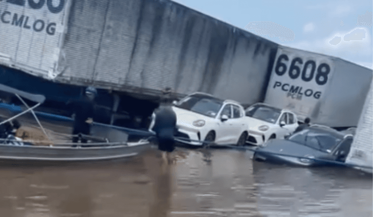 Balsa com veículos afunda durante viagem no rio Amazonas