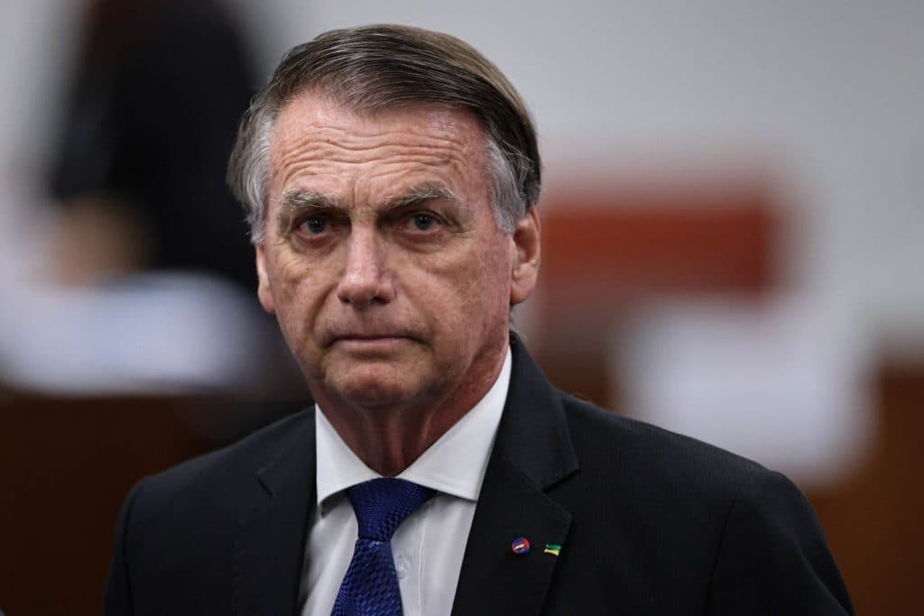 Bolsonaro volta a receber visitas após fim de suspensão do STF