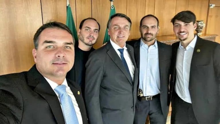 Moraes autoriza Bolsonaro a receber visitas dos filhos