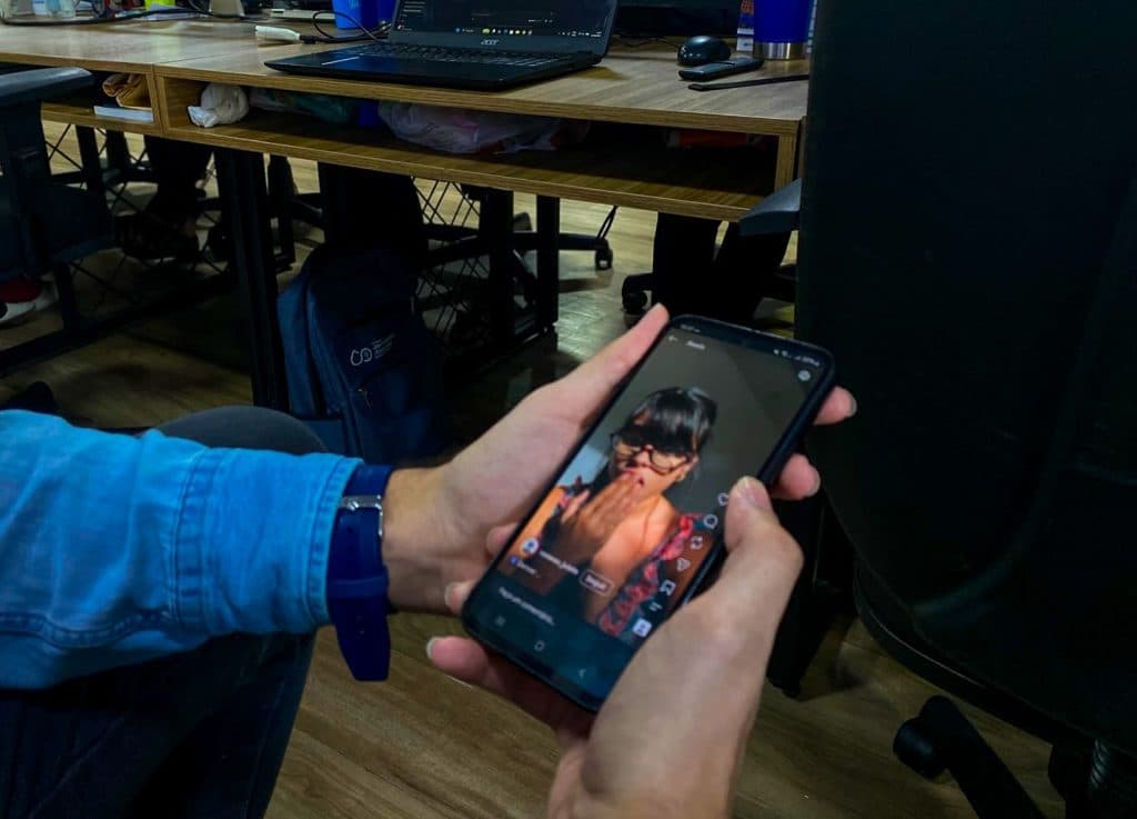 ‘Soft porn’ no feed: como algoritmos expõem menores a conteúdo sexualizado