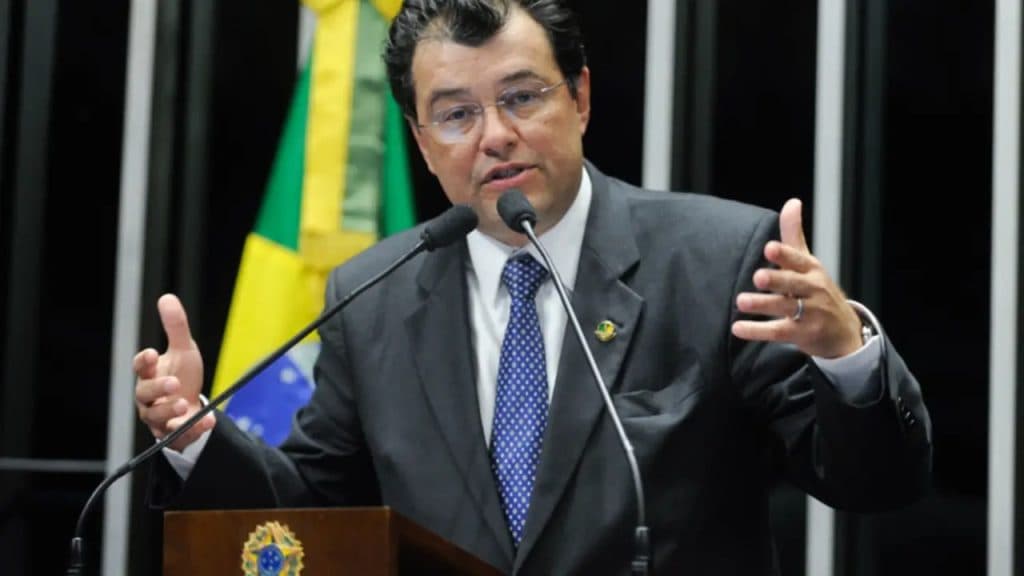 Eduardo Braga atravessa palanques e amplia espaço na disputa pelo Senado