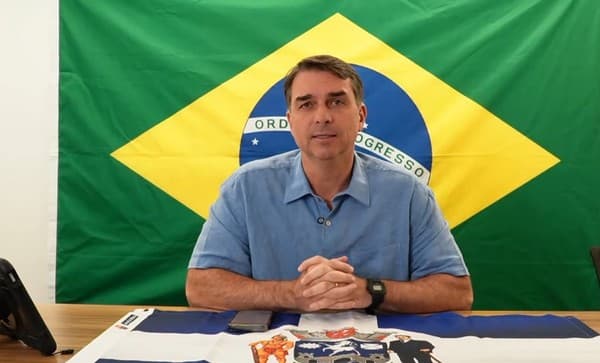 Flávio Bolsonaro citará o pai e fará aceno às mulheres na propaganda eleitoral