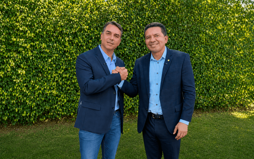Flávio Bolsonaro declara apoio a Delegado Péricles em início da campanha eleitoral em Manaus