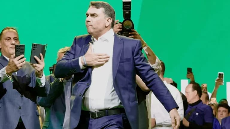 Após Lula, Flávio Bolsonaro faz pedido explícito de voto antes da campanha
