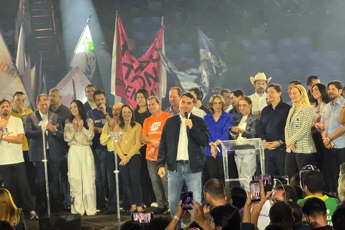 “Governo de SP é boicotado pelo PT”, diz Flávio em convenção de Tarcísio