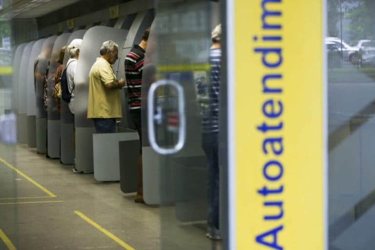 Bancários fazem greve de 24h após 8 rodadas sem acordo