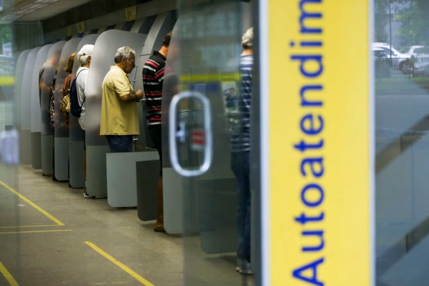 Bancários fazem greve de 24h após 8 rodadas sem acordo