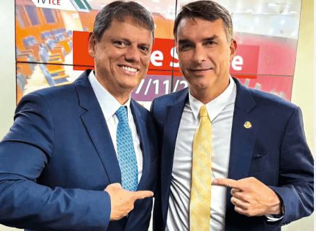 Republicanos confirma Tarcísio à reeleição em convenção com Flávio Bolsonaro