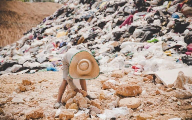 Projeto da CMM quer multar quem joga lixo, mas ignora a falta de lixeiras na cidade