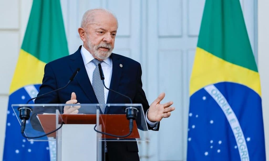 Lula chama de “irresponsável” revogação de visto de embaixadora nos EUA