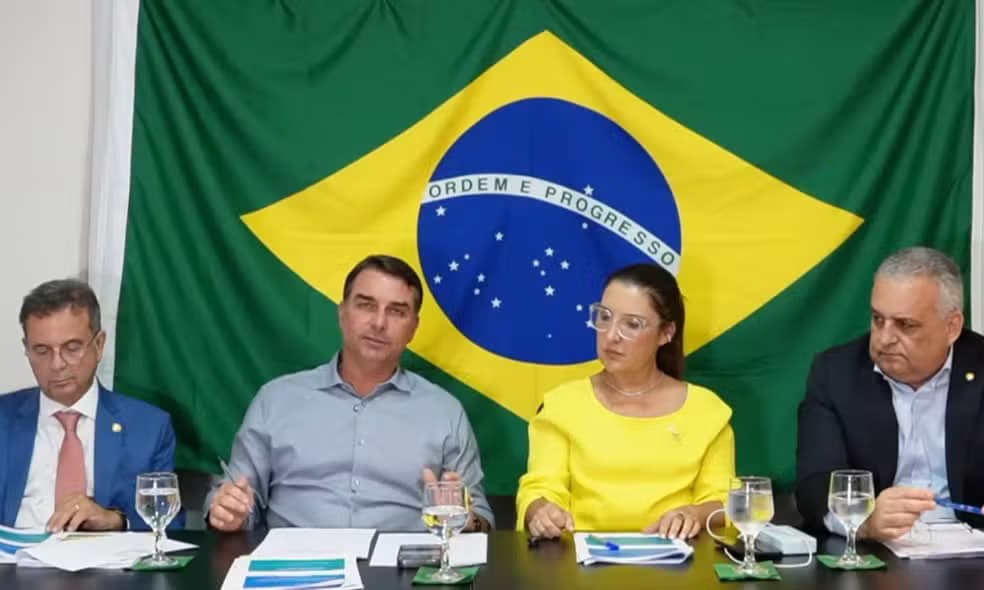 Flávio Bolsonaro apresenta plano de governo com mudanças no STF e cortes de gastos