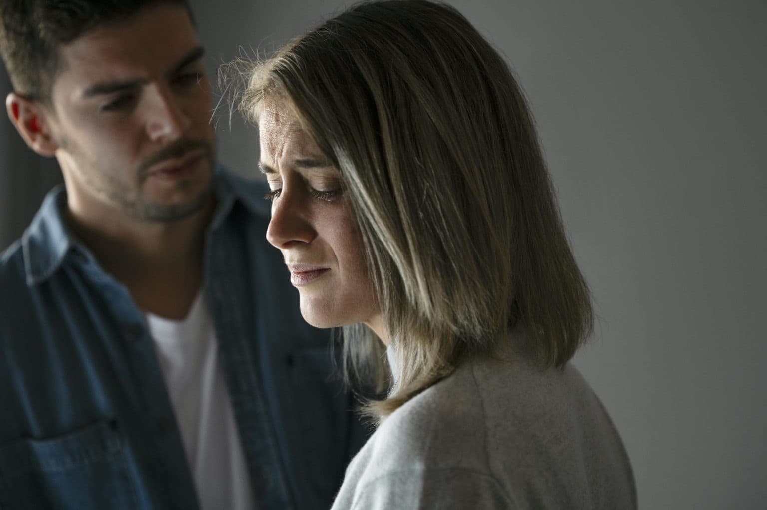 O que fazer após descobrir uma traição? Psicóloga responde