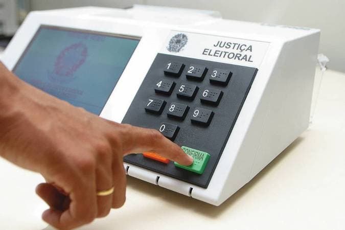 É fake: mesário não pode votar por eleitor ausente após as 17h