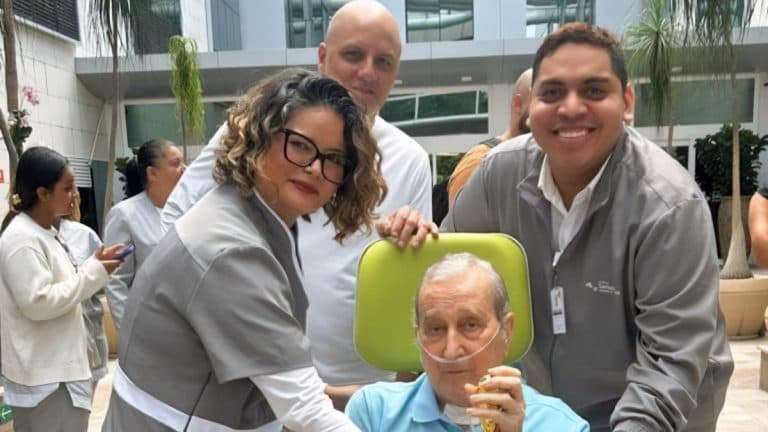 Carlos Alberto Parreira, técnico do tetra, deixa hospital após 80 dias