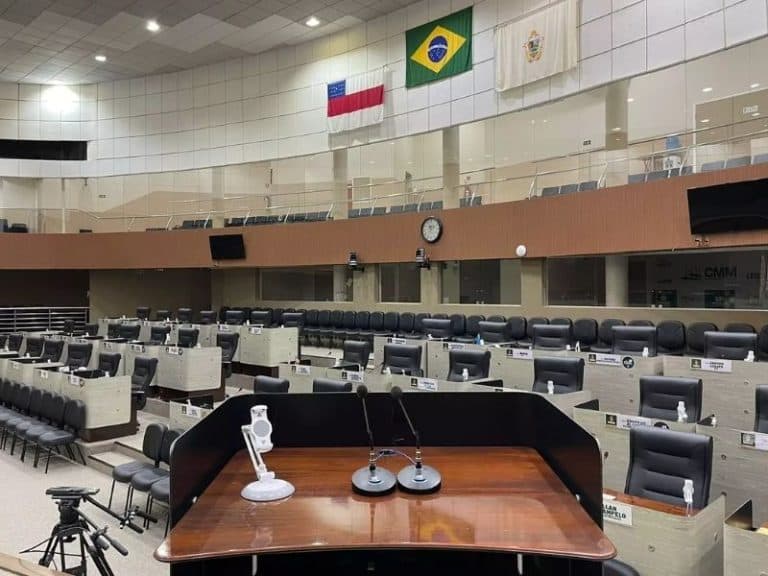 Guedes critica sessão de compensação e questiona semana mais curta na CMM