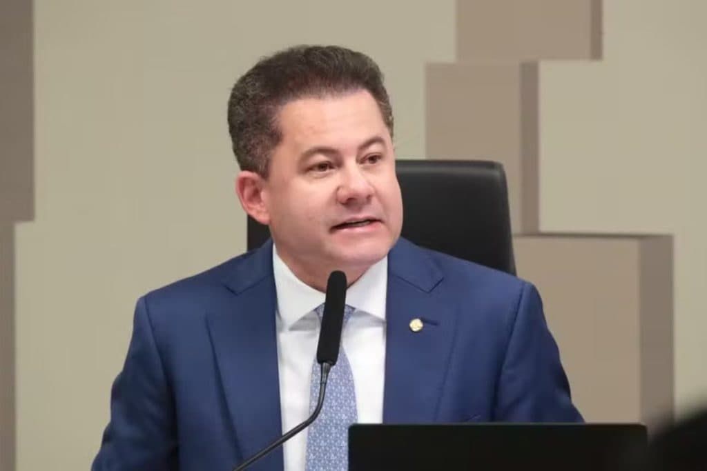 PF mira deputado ligado a André Mendonça em operação sobre influência no STF