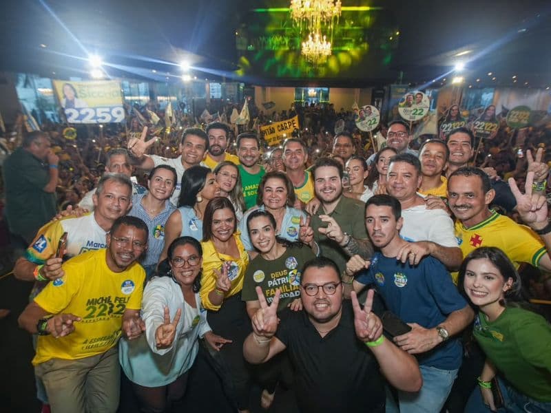 Flávio Bolsonaro reúne quase 7 mil pessoas em ato de campanha em Manaus