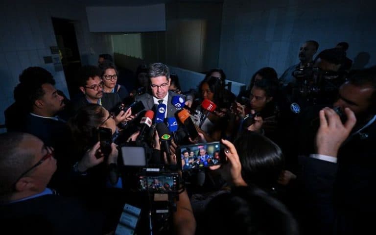 Randolfe prevê votar fim da 6×1 até outubro após oposição barrar votação no Senado