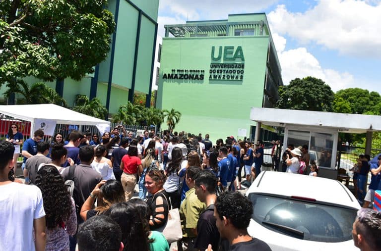 Estudantes protestam após UEA manter aulas presenciais em meio à fumaça