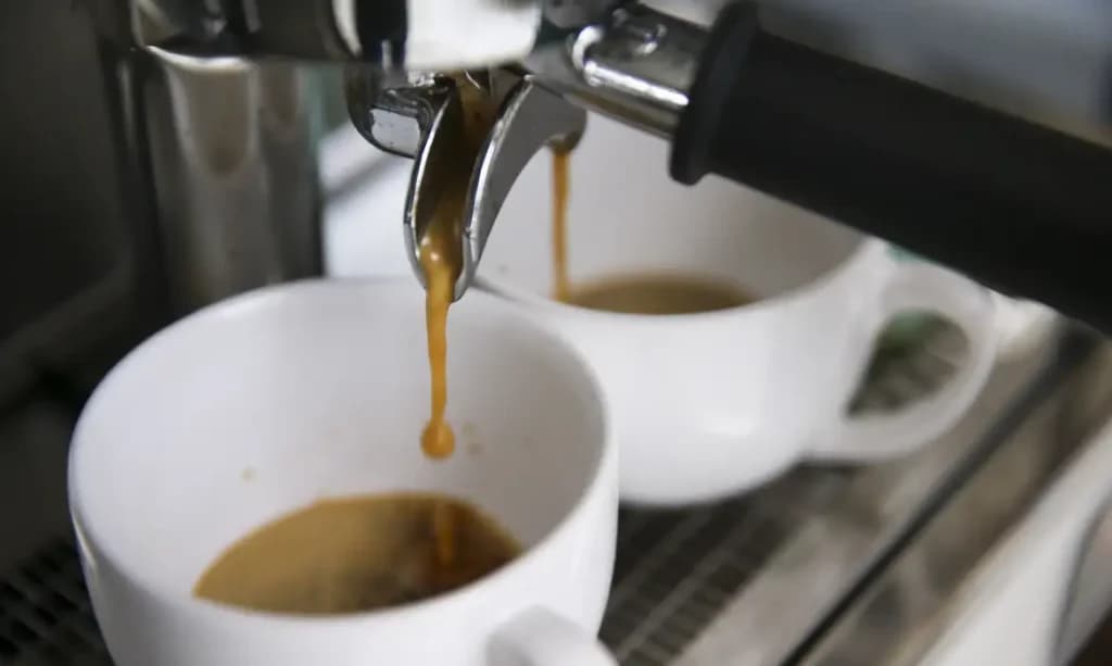 Café muito quente pode triplicar risco de câncer de esôfago, aponta estudo