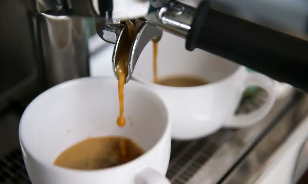 Café muito quente pode triplicar risco de câncer de esôfago, aponta estudo